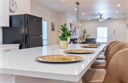 Eastside Promise Neighborhood Cottage | Unwind in Style 4br/2ba Quick Access to Downtown!