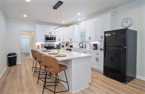 Eastside Promise Neighborhood Cottage | Unwind in Style 4br/2ba Quick Access to Downtown!