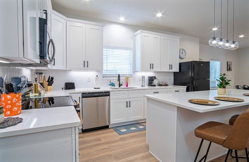 Eastside Promise Neighborhood Cottage | Unwind in Style 4br/2ba Quick Access to Downtown!