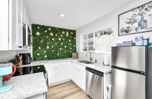 Clodine House | Unwind in Style near Asian Town