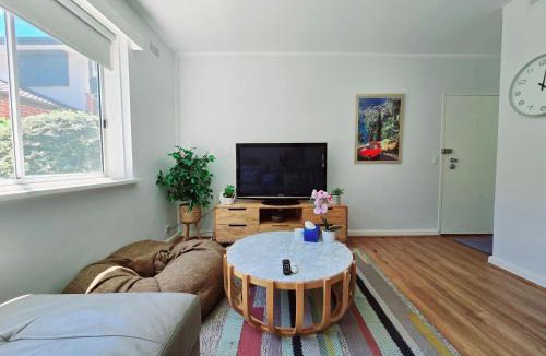 Moonee Ponds Apartment | Unwind in style only 7km from CBD
