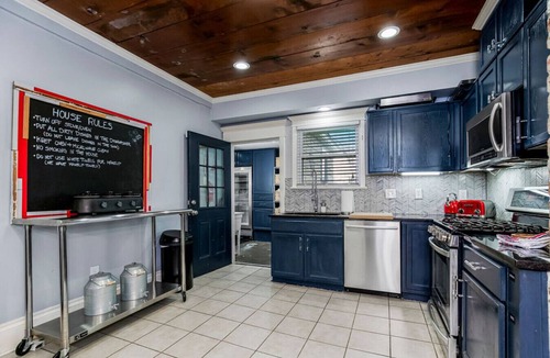 South Hyde Park House | Unwind in Style! Spacious 6BR/6BA Mansion Near Top KC Sites
