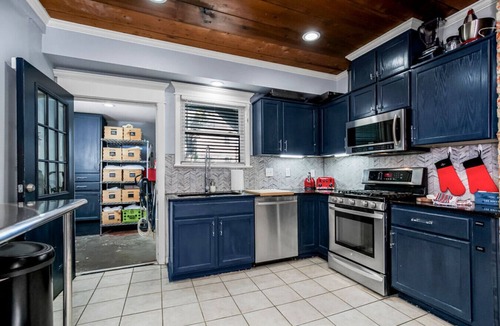 South Hyde Park House | Unwind in Style! Spacious 6BR/6BA Mansion Near Top KC Sites
