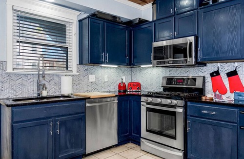 South Hyde Park House | Unwind in Style! Spacious 6BR/6BA Mansion Near Top KC Sites