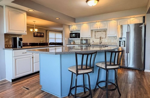 Manhattan House | Unwind in Tranquility: Stunning Lake Views on Tuttle Creek Lake, Manhattan