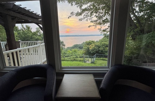 Manhattan House | Unwind in Tranquility: Stunning Lake Views on Tuttle Creek Lake, Manhattan