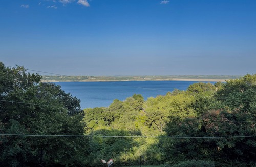 Manhattan House | Unwind in Tranquility: Stunning Lake Views on Tuttle Creek Lake, Manhattan