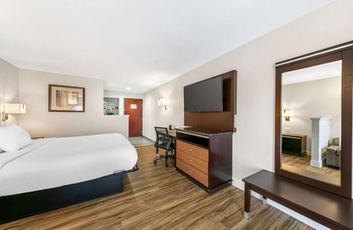 Downtown Sacramento Hotel | Unwind Near Sacramento River in This Convenient Room