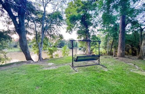 Lafayette House | Unwind & Relax at Azalea Cottage on Bayou
