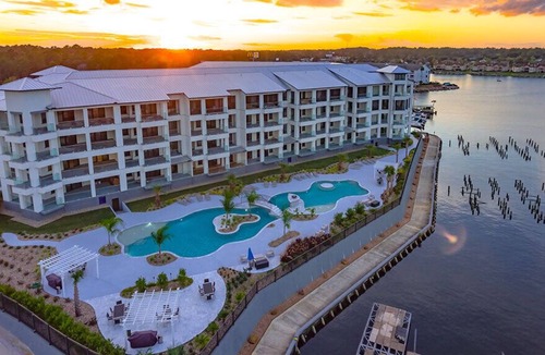 Montgomery Apartment | Unwind & Sail away at our Stylish Marina Home