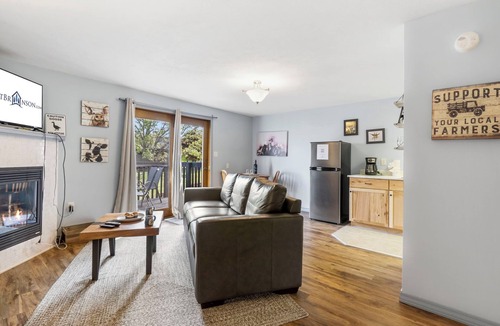 Big Cedars House | Unwind with Stunning Lake Views & Easy Table Rock Access, $400 Daily Tickets & Community Hot Tub