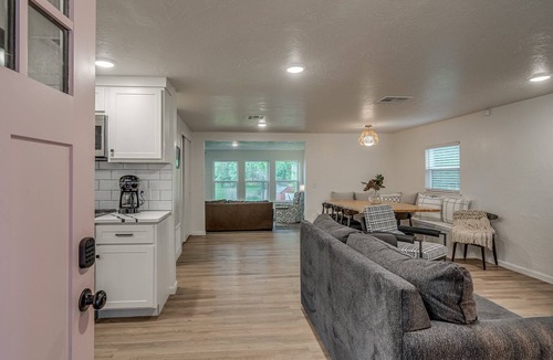 Eufaula House | Unwind with your family at this cozy lakeside home!