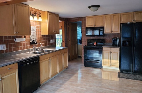 Hope Cottage | Up North Retreat - hot tub - pool table -arcade- sandy oasis- fire pits