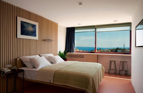 Split Bed & Breakfast | UP THERE design rooms