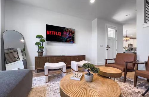 McNeil House | Up to 16 People - Lux Retreat