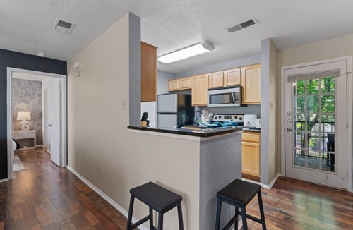 McNeil House | Up to 16 People - Mins 2 Downtown - Luxury Home