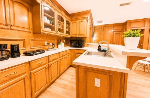 Austin Apartment | Up to 4 Guests-Spacious Studio Mins To Downtown, UT, Zilker Park, Barton Springs