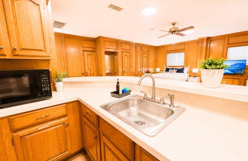 Austin Apartment | Up to 4 Guests-Spacious Studio Mins To Downtown, UT, Zilker Park, Barton Springs