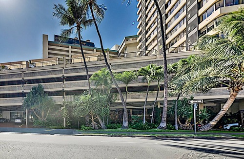 McCully - Moiliili Condo | Upbeat Hawaiian Monarch Studio | Pool + Gym