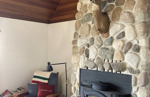 Broadbent Cottage | Updated family cottage, quiet lake - 2hrs from GTA