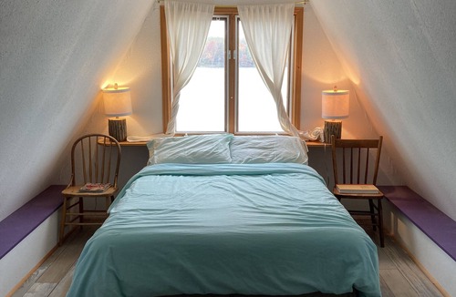 Broadbent Cottage | Updated family cottage, quiet lake - 2hrs from GTA