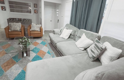 Harper Woods House | UPDATE 4-bedroom ranch 10 min from Down Town with WiFi and AC