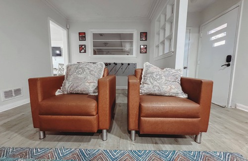 Harper Woods House | UPDATE 4-bedroom ranch 10 min from Down Town with WiFi and AC