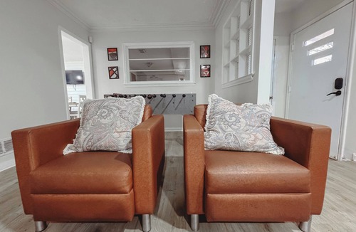 Harper Woods House | UPDATE 4-bedroom ranch 10 min from Down Town with WiFi and AC