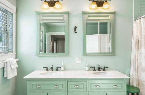 Hall Quarry House | Updated 1900s Home with Fire Pit - Pet Friendly