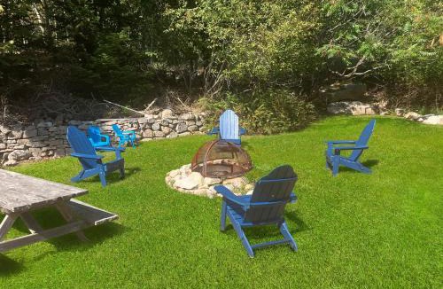 Hall Quarry House | Updated 1900s Home with Fire Pit - Pet Friendly