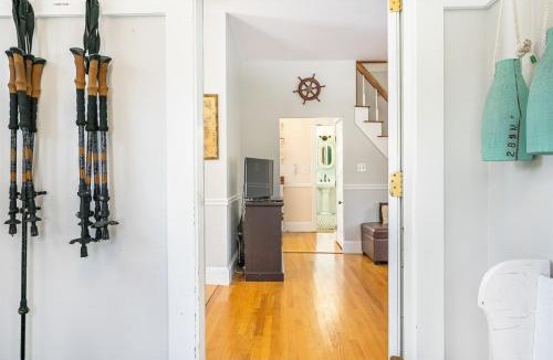 Hall Quarry House | Updated 1900s Home with Fire Pit - Pet Friendly