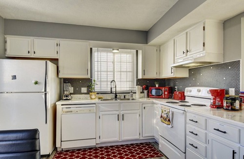 Pottawattamie County Apartment | Updated 2 Bedroom Apartment A Stone's Throw From Downtown Omaha