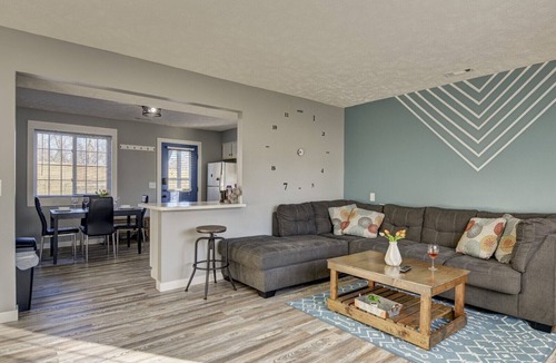 Pottawattamie County Apartment | Updated 2 Bedroom Apartment A Stone's Throw From Downtown Omaha