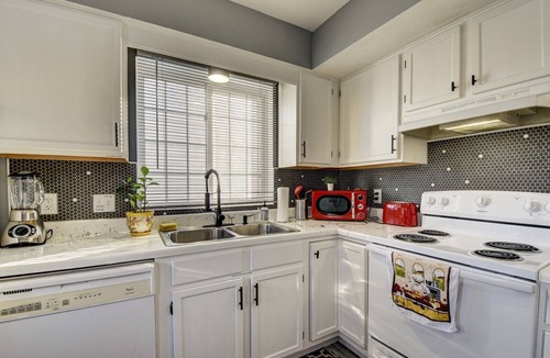 Pottawattamie County Apartment | Updated 2 Bedroom Apartment A Stone's Throw From Downtown Omaha