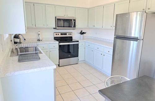 Roselle Apartment | Updated 2 BR Condo - Walk to Train!
