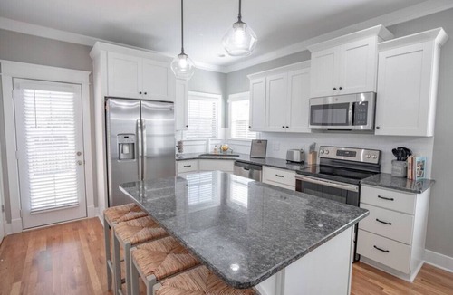 Spring Hill House | Updated 2BR | Safe, Central Location