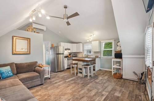 Surf City House | Updated 2nd floor Surf City - 1 block from beach!