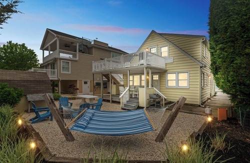 Surf City House | Updated 2nd floor Surf City - 1 block from beach!