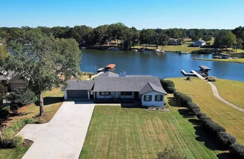 Eatonton House | Updated 3/3 Lake Home w/Hot Tub