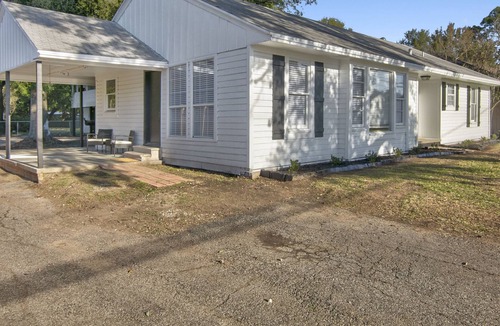 Groves House | Updated 3 bedroom home in Groves