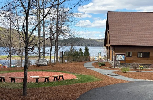 Grantham House | Updated 3-bedroom with AC on Eastman Lake & Golf Course - near Dartmouth College