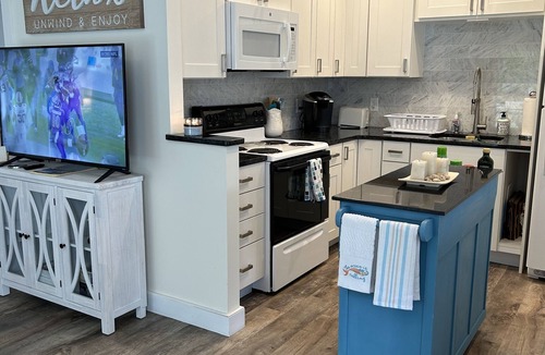 Kenyon House | Updated 3BR, 2 BA Cottage with 2 beach parking passes