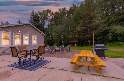 Lake Luzerne-Hadley House | Updated 4br home located 10 mins from Lake George