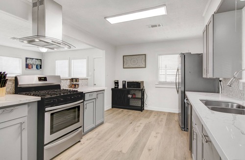 Groves House | Updated 5 bedroom home in Groves