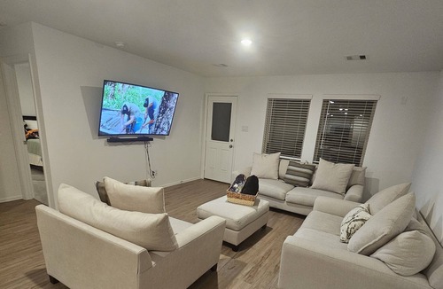 Tomball House | Updated and Clean home within minutes of major venues, retailers and towns.