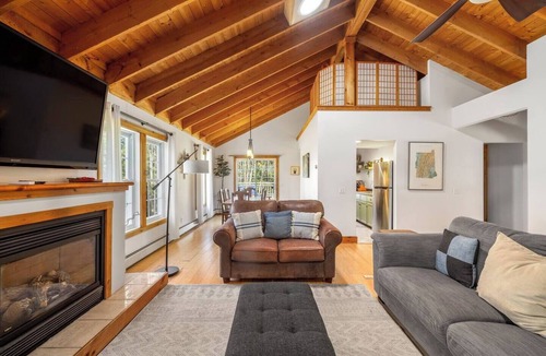 Stowe House | Updated and Spacious 3BR +loft
