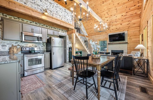 Valley Head Cabin | Updated Brow View Cabin with Hot Tub/Fire Pit/Arcade in Mentone