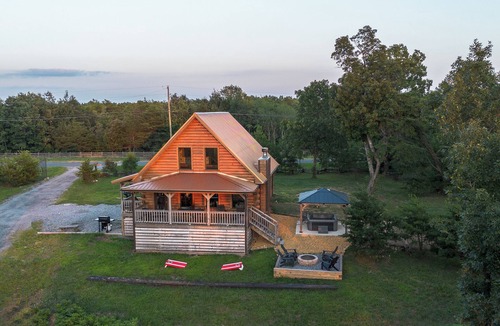 Valley Head Cabin | Updated Brow View Cabin with Hot Tub/Fire Pit/Arcade in Mentone