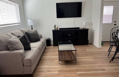 Tokio House | Updated Bungalow - Close to town and 30 min from Lubbock!