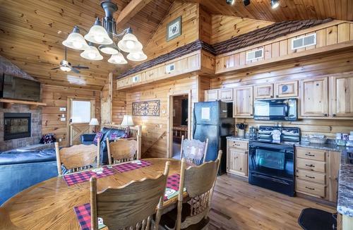 Pigeon Forge Cabin | Updated Cabin, 2 King Suites, Hot tub, Pool Table, Ripken Exp 3 mi ,Parkway 1 mi